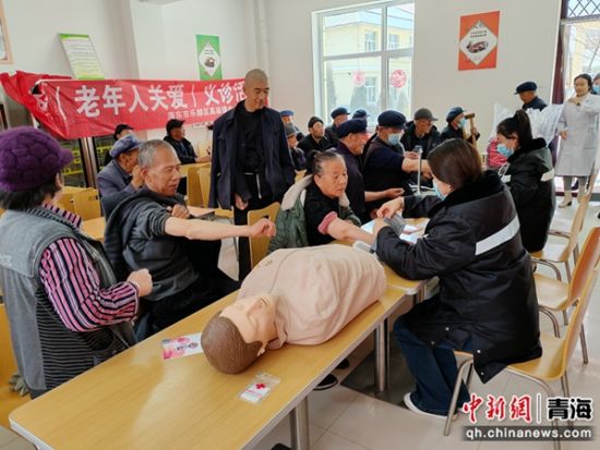 图为开展义诊服务。乐都区卫健局供图 图为开展义诊服务。乐都区卫健局供图