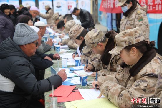 图为义诊现场。火光 摄