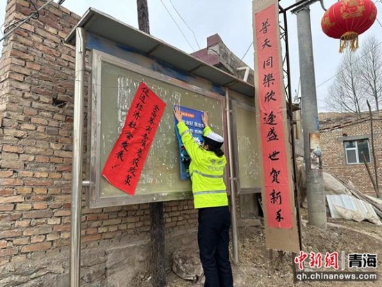 图为张贴宣传海报。区公安局交警大队供图 图为张贴宣传海报。区公安局交警大队供图