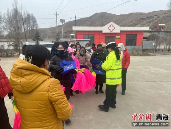 图为民警现场宣传交通安全知识。区公安局交警大队供图 图为民警现场宣传交通安全知识。区公安局交警大队供图