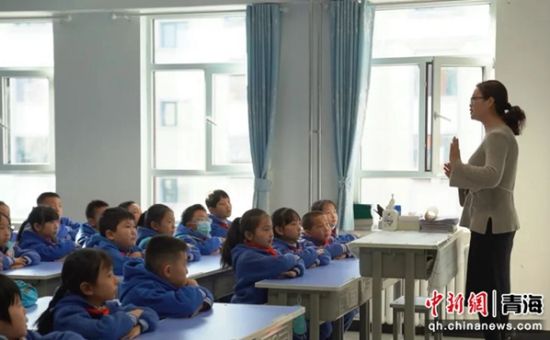 共和县开展丰富多彩的“开学第一课”现场。共和县融媒体中心供图 共和县开展丰富多彩的“开学第一课”现场。共和县融媒体中心供图