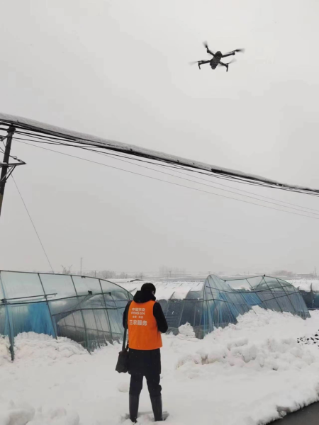 今年初,暴雪天气,平安产险农险理赔员用低空无人机航拍影像,对承保标的受灾程度进行分级,实现快速定损,极大提升作业效率。(2024年2月6日摄)平安产险供图 今年初,暴雪天气,平安产险农险理赔员用低空无人机航拍影像,对承保标的受灾程度进行分级,实现快速定损,极大提升作业效率。(2024年2月6日摄)平安产险供图