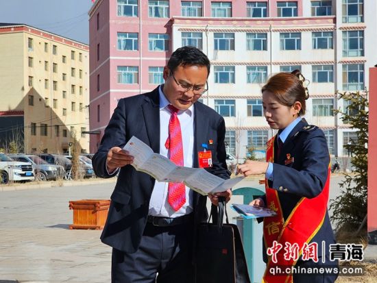 图为囊谦县税务局“税小谦”纳税服务团队深入两会现场开展税费宣传。 才仁央吉 摄 图为囊谦县税务局“税小谦”纳税服务团队深入两会现场开展税费宣传。 才仁央吉 摄