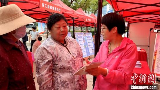 资料图为青海省妇联组织开展活动,宣传妇女权益保障相关法律法规。马敏 摄 资料图为青海省妇联组织开展活动,宣传妇女权益保障相关法律法规。马敏 摄