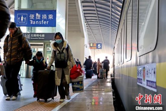 资料图为2024年春运期间,青海省西宁火车站站台,旅客准备乘车。祁增蓓 摄 资料图为2024年春运期间,青海省西宁火车站站台,旅客准备乘车。祁增蓓 摄
