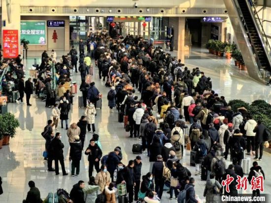 资料图为2024年春运期间,旅客在青海省西宁火车站候车大厅内候车。祁增蓓 摄 资料图为2024年春运期间,旅客在青海省西宁火车站候车大厅内候车。祁增蓓 摄