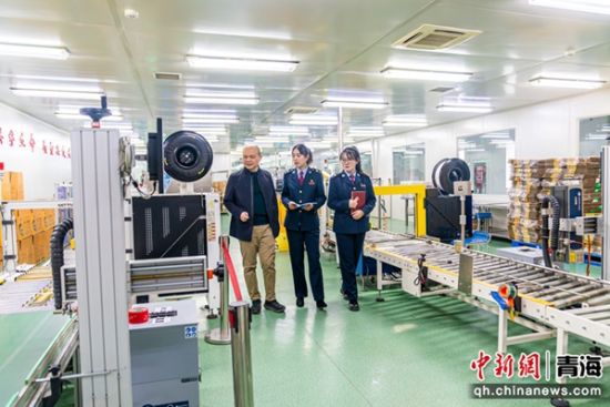 图为开发区税务部门“税费管家”深入金诃藏药股份有限公司调研企业生产经营情况。杨扬 摄 图为开发区税务部门“税费管家”深入金诃藏药股份有限公司调研企业生产经营情况。杨扬 摄