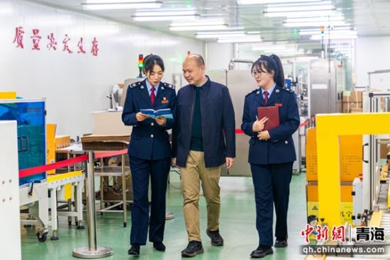 图为“税费管家”为企业送政策上门。杨扬 摄 图为“税费管家”为企业送政策上门。杨扬 摄
