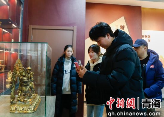 图为运动员代表在西宁市湟中区参观了解银铜器制作及鎏金技艺。 马铭言 摄