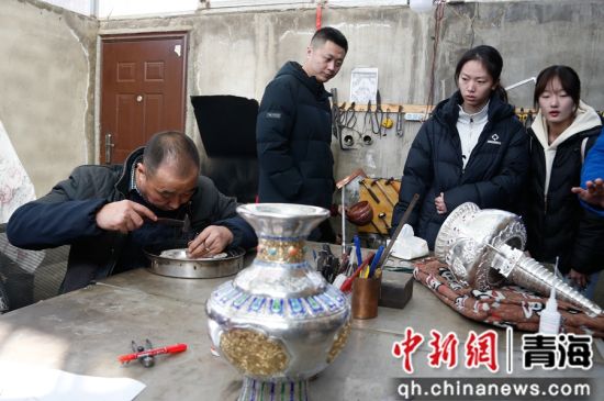 图为运动员代表在西宁市湟中区参观银铜器制作。 马铭言 摄