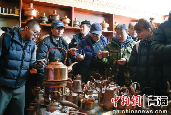 图为运动员代表在西宁市湟中区参观银铜器。 马铭言 摄