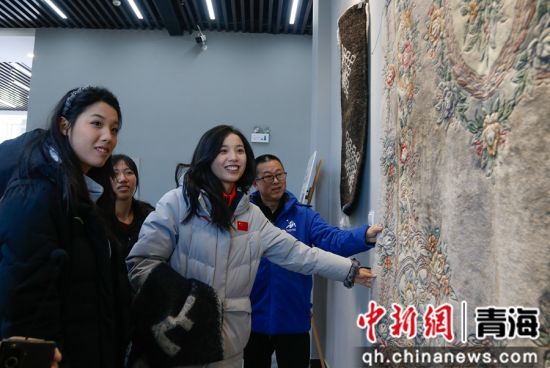 图为运动员代表在西宁市湟中区参观了解加牙藏毯。 马铭言 摄