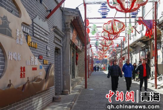 图为运动员代表走进西宁市湟源县丹噶尔古城。 马铭言 摄