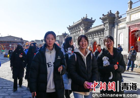 图为运动员代表在西宁市湟源县丹噶尔古城内参观。 马铭言 摄