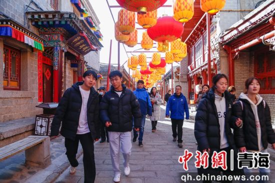 图为运动员代表在西宁市湟源县丹噶尔古城内参观。 马铭言 摄