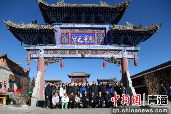 图为运动员代表在西宁市湟源县丹噶尔古城合影留念。 马铭言 摄