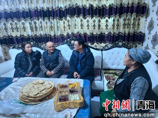 图为青海民族大学调研团队在异地搬迁实施地开展调研。薛南摄 图为青海民族大学调研团队在异地搬迁实施地开展调研。薛南摄