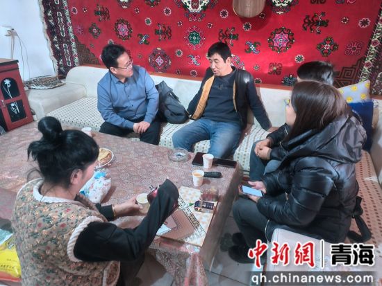 图为青海民族大学调研团队在异地搬迁实施地开展调研。薛南摄 图为青海民族大学调研团队在异地搬迁实施地开展调研。薛南摄