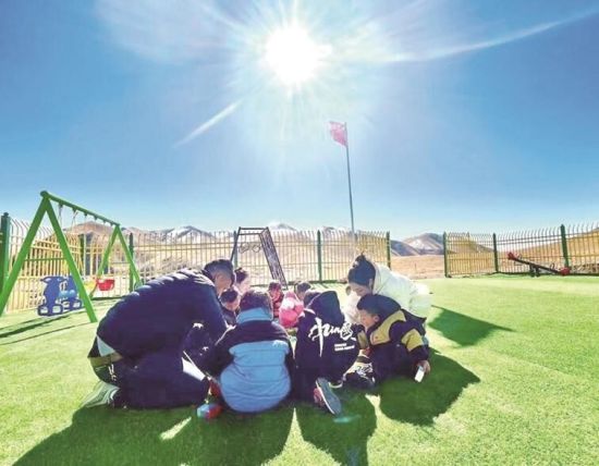 阳光幼儿园的孩子们开展户外活动。曲麻莱县委供图