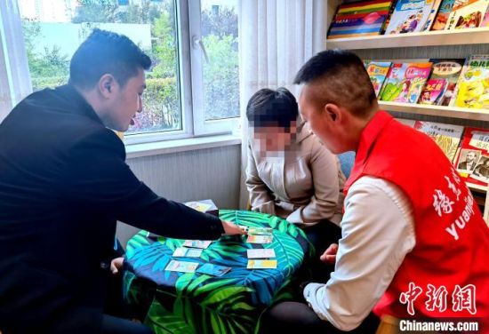 资料图为心理辅导老师为残疾儿童做心理测试。李隽 摄 资料图为心理辅导老师为残疾儿童做心理测试。李隽 摄