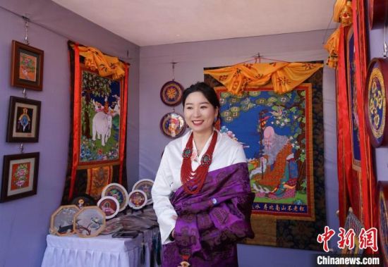 图为非遗传承人在活动现场向游客展示非遗特色产品。马铭言 摄 图为非遗传承人在活动现场向游客展示非遗特色产品。马铭言 摄
