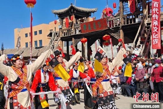 图为慕容古寨祭酒典现场。陈宗淇 摄 图为慕容古寨祭酒典现场。陈宗淇 摄