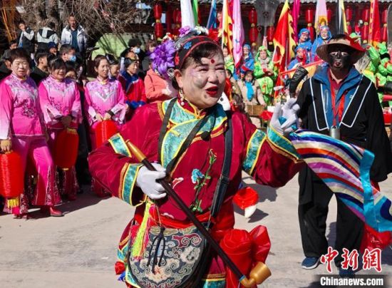 图为慕容古寨祭酒典现场。陈宗淇 摄 图为慕容古寨祭酒典现场。陈宗淇 摄