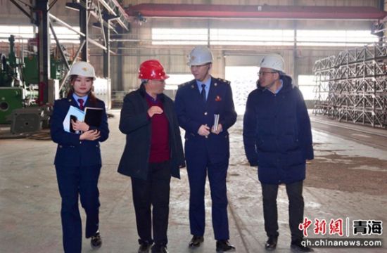 图为税务干部走访企业。泽仁曲珍 摄 图为税务干部走访企业。泽仁曲珍 摄