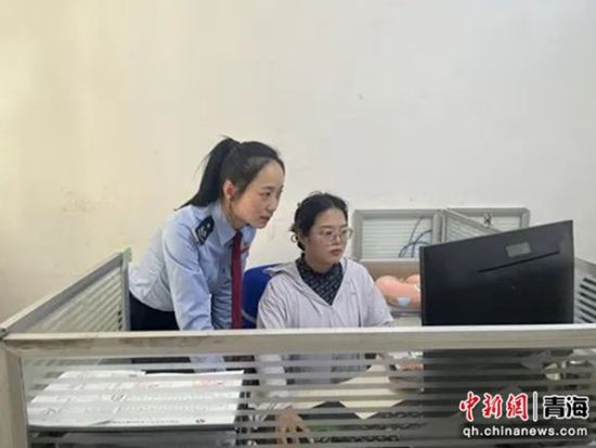 图为“税费管家”进行“一对一”精准上门辅导。吴贵有 摄 图为“税费管家”进行“一对一”精准上门辅导。吴贵有 摄