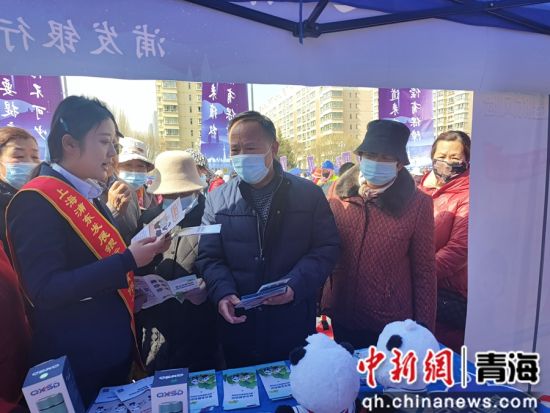 图为浦发银行西宁分行工作人员向消费者宣讲金融知识。 浦发银行西宁分行供图 图为浦发银行西宁分行工作人员向消费者宣讲金融知识。 浦发银行西宁分行供图