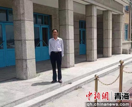 图为林明福参观二二一厂一分厂。受访者 供图 图为林明福参观二二一厂一分厂。受访者 供图