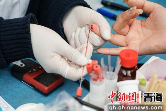 图为青海省血液中心工作人员正在为献血者进行献血前的检查。 马铭言摄 图为青海省血液中心工作人员正在为献血者进行献血前的检查。 马铭言摄