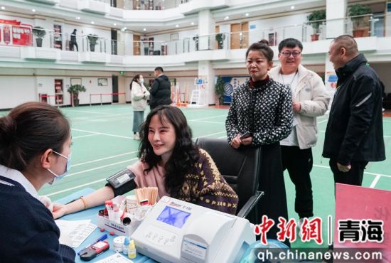 图为青海移动西宁分公司职工进行献血前的血压测量。 马铭言摄 图为青海移动西宁分公司职工进行献血前的血压测量。 马铭言摄