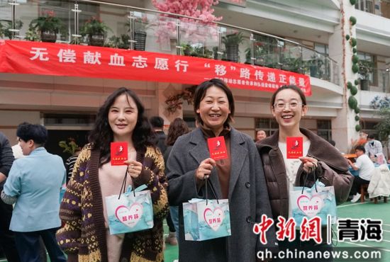 图为青海移动西宁分公司职工展示无偿献血证。 马铭言摄 图为青海移动西宁分公司职工展示无偿献血证。 马铭言摄