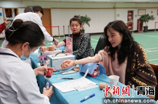 图为青海移动西宁分公司职工进行无偿献血。 马铭言摄 图为青海移动西宁分公司职工进行无偿献血。 马铭言摄