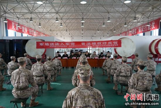 图为普法人员进行授课交流。 马寅翔摄 图为普法人员进行授课交流。 马寅翔摄
