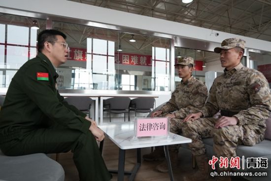 图为解放军西宁军事检察院检察人员为官兵进行法律咨询。 马寅翔摄 图为解放军西宁军事检察院检察人员为官兵进行法律咨询。 马寅翔摄
