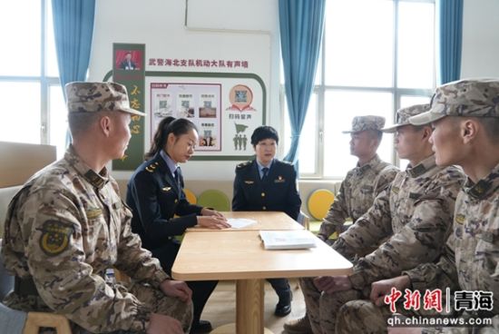 图为市场监督管理人员为武警官兵讲解维权知识。 马寅翔摄 图为市场监督管理人员为武警官兵讲解维权知识。 马寅翔摄