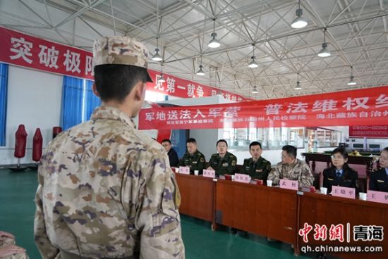 图为普法人员进行现场答疑。 马寅翔摄 图为普法人员进行现场答疑。 马寅翔摄