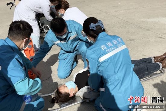 图为医疗救护组开展受伤人员转运救治。祁绣娟 摄 图为医疗救护组开展受伤人员转运救治。祁绣娟 摄