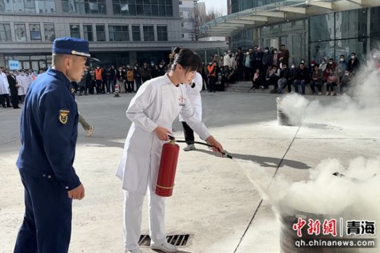 图为医务人员掌握灭火器的正确使用方法。祁绣娟 摄 图为医务人员掌握灭火器的正确使用方法。祁绣娟 摄