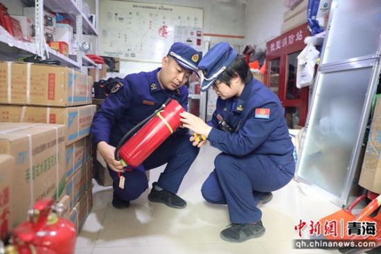 图为检查组人员正在对灭火器进行现场查验。 青海消防供图 图为检查组人员正在对灭火器进行现场查验。 青海消防供图