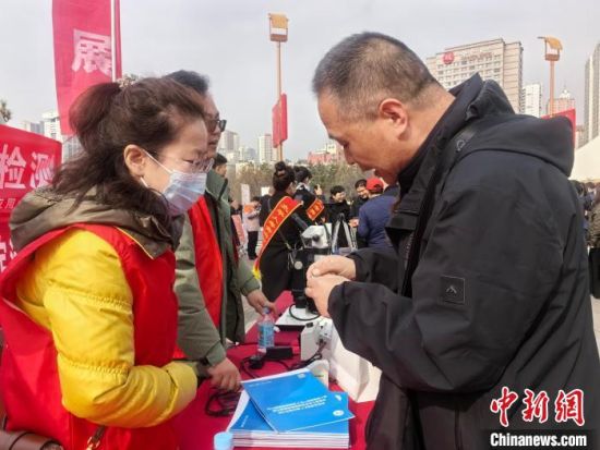 图为民众拿着自己的玉器首饰在现场咨询。 祁增蓓摄 图为民众拿着自己的玉器首饰在现场咨询。 祁增蓓摄