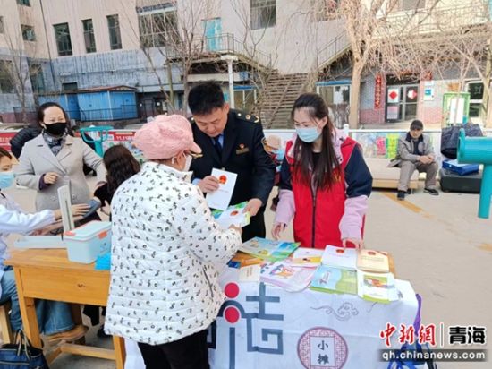 图为南山东社区开展3·15宣传“五进”活动现场。南山东社区供图 图为南山东社区开展3·15宣传“五进”活动现场。南山东社区供图