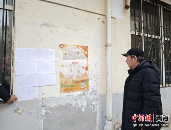 图为社区在辖区楼院粘贴老年人意外险宣传海报。南山东社区供图 图为社区在辖区楼院粘贴老年人意外险宣传海报。南山东社区供图