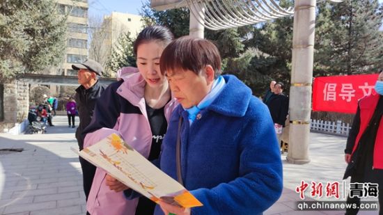 图为社区发放宣传彩页。南山东社区供图 图为社区发放宣传彩页。南山东社区供图