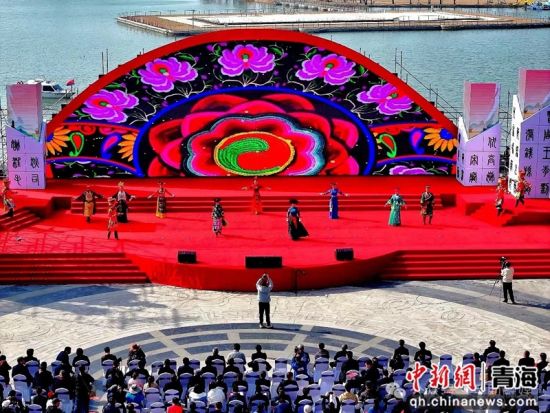 图为演出现场。互助县委宣传部供图 图为演出现场。互助县委宣传部供图