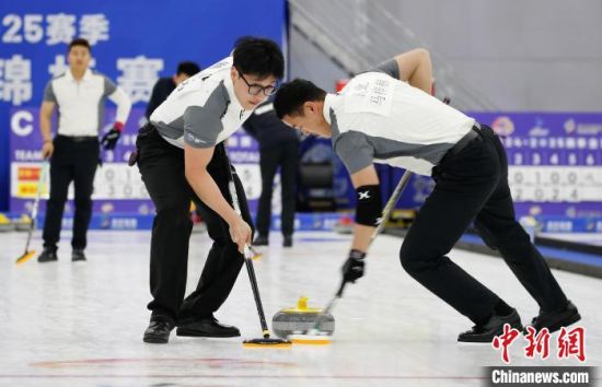 图为湖北省冰壶队参赛选手比赛中。马铭言 摄 图为湖北省冰壶队参赛选手比赛中。马铭言 摄