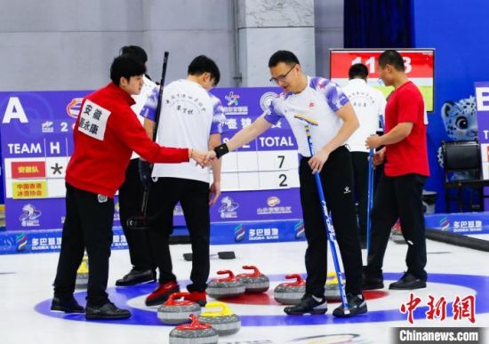 图为中国香港冰壶协会(白衣)在比赛中。马铭言 摄 图为中国香港冰壶协会(白衣)在比赛中。马铭言 摄