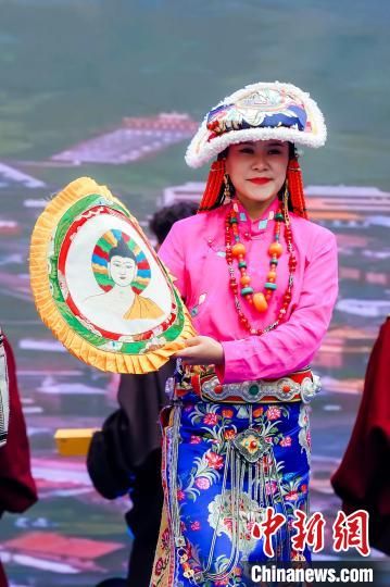 图为身着民族服饰的演员们展示果洛特色产品。 果洛州文体旅游广电局 供图 图为身着民族服饰的演员们展示果洛特色产品。 果洛州文体旅游广电局 供图